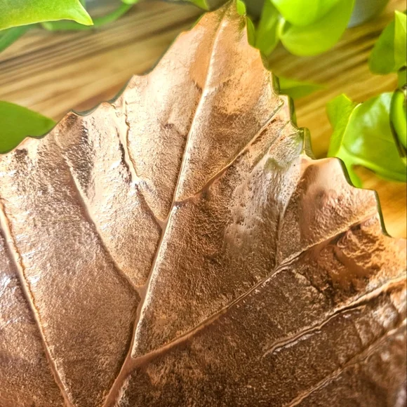 Large Vintage Brass Colored Metal Maple Leaf Bowl/ Tray - Picture 6 of 7